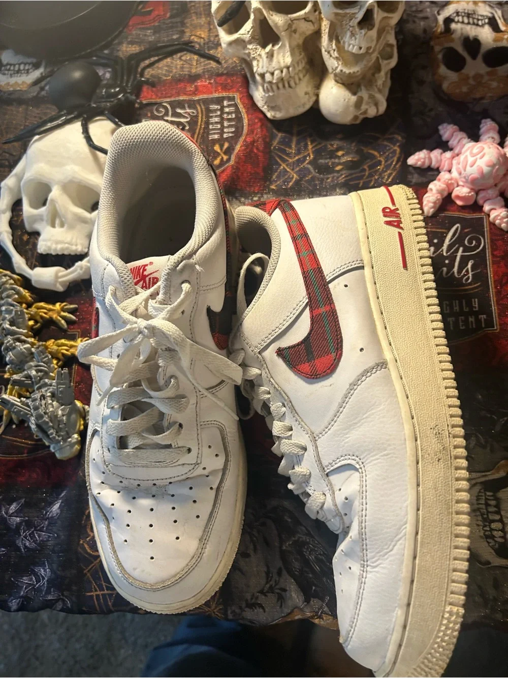 Nike Kids Low-Top Sneakers in White with Red Plaid Accent